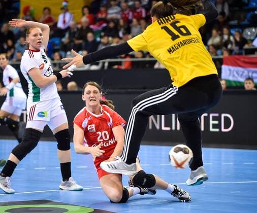 Bilder des Tages - SPORT Handball, WM Damen, Polen - Ungarn 2017.12.07 Bietigheim-Bissingen Pilka reczna Mistrzostwa Swiata w pilce recznej kobiet Polska - Wegry N z Joanna Drabik of Poland tries to score a goal Foto Lukasz Laskowski PressFocus 2017.12.07 Bietigheim-Bissingen IHF Women s Handball World Championship WM Weltmeisterschaft Poland v Hungary Joanna Drabik of Poland tries to score a goal Credit: Lukasz Laskowski PressFocus NEWSPIX.PL --- Newspix.pl  20171207_LUK_102