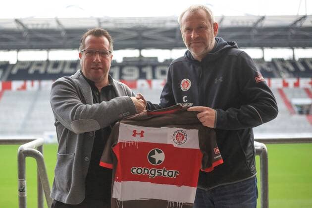 Bilder des Tages - SPORT Deutschland, Hamburg , Millerntorstadion , Fussball, 2. Bundesliga, Saison 2017 2018 Vorstellung des neuen Cheftrainer Markus Kauczinski beim FC St. Pauli Sportdirektor Uwe Stöver ( links )