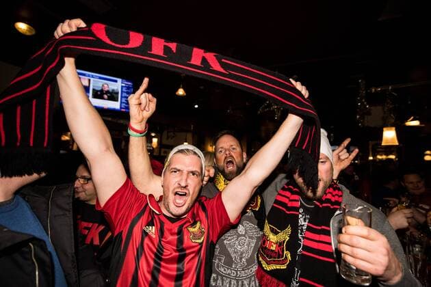 Fußball, EL, Fans von Östersunds FK in Berlin 171207 Östersunds tillresta supportrar samlas pa puben Alt Berliner Biersalon och laddar upp inför fotbollsmatchen i Europa League mellan Hertha Berlin och Östersund den 7 december 2017 i Berlin. Copyright: PETTERxARVIDSON BB171207PA001