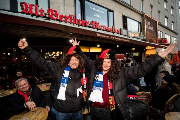 171207 Östersunds tillresta supportrar samlas pa puben Alt Berliner Biersalon och laddar upp inför fotbollsmatchen i Europa League mellan Hertha Berlin och Östersund den 7 december 2017 i Berlin. Copyright: PETTERxARVIDSON BB171207PA002