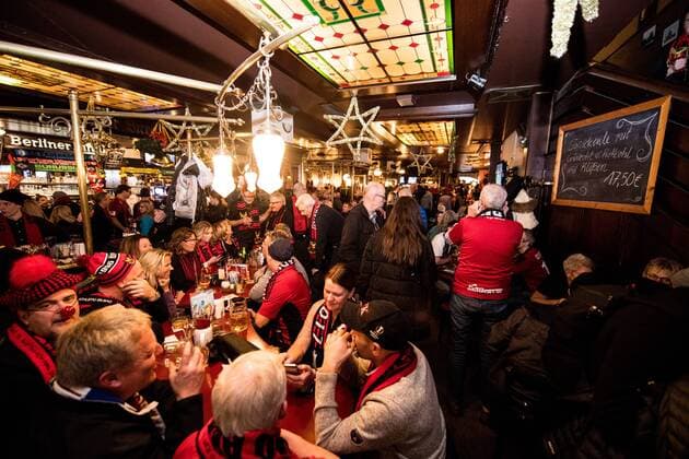 171207 Östersunds tillresta supportrar samlas pa puben Alt Berliner Biersalon och laddar upp inför fotbollsmatchen i Europa League mellan Hertha Berlin och Östersund den 7 december 2017 i Berlin. Copyright: PETTERxARVIDSON BB171207PA005