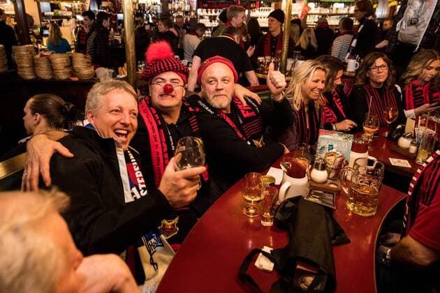 171207 Östersunds tillresta supportrar samlas pa puben Alt Berliner Biersalon och laddar upp inför fotbollsmatchen i Europa League mellan Hertha Berlin och Östersund den 7 december 2017 i Berlin. Copyright: PETTERxARVIDSON BB171207PA006