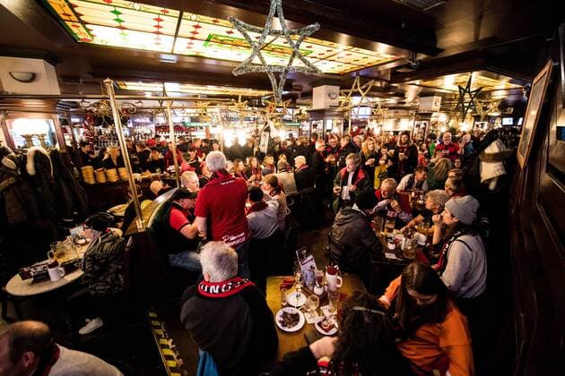 171207 Östersunds tillresta supportrar samlas pa puben Alt Berliner Biersalon och laddar upp inför fotbollsmatchen i Europa League mellan Hertha Berlin och Östersund den 7 december 2017 i Berlin. Copyright: PETTERxARVIDSON BB171207PA008