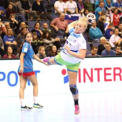 Torwurf von Alja Vrcek (Slowenien) Paraguay vs Slowenien --- Handball --- Frauen-Weltmeisterschaft --- 07.12.2017 Trier Copyright: xWeissx Eibner-Pressefotox EP_rws