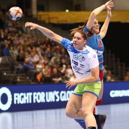 Torwurf von Hana Vucko (Slowenien) Paraguay vs Slowenien --- Handball --- Frauen-Weltmeisterschaft --- 07.12.2017 Trier Copyright: xWeissx Eibner-Pressefotox EP_rws