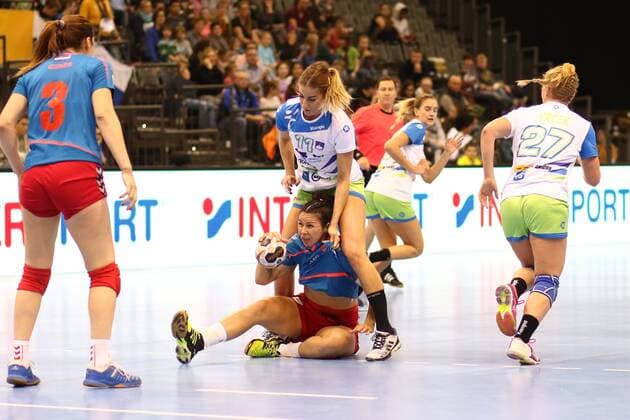 Ana Abina (Slowenien) im Zweikampf Paraguay vs Slowenien --- Handball --- Frauen-Weltmeisterschaft --- 07.12.2017 Trier Copyright: xWeissx Eibner-Pressefotox EP_rws