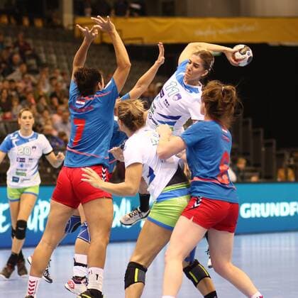 Ana Abina (Slowenien) holt zum Torwurf aus, Karina dos Santos (Paraguay) versucht zu blocken Paraguay vs Slowenien --- Handball --- Frauen-Weltmeisterschaft --- 07.12.2017 Trier Copyright: xWeissx Eibner-Pressefotox EP_rws