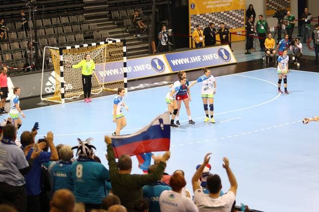 Slowenische Fans feuern ihre Mannschaft im Spiel gegen Paraguay an Paraguay vs Slowenien --- Handball --- Frauen-Weltmeisterschaft --- 07.12.2017 Trier Copyright: xWeissx Eibner-Pressefotox EP_rws