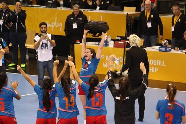 Sabrina Conce Fiore Canata Morinigo (Paraguay) freut sich ueber die Auszeichnung zur besten Spielerin des Spiels in der Partie gegen Slowenien Paraguay vs Slowenien --- Handball --- Frauen-Weltmeisterschaft --- 07.12.2017 Trier Copyright: xWeissx Eibner-Pressefotox EP_rws