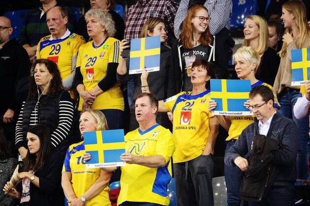 Handball, WM Damen, Schweden - Argentinien 171207 Sveriges supportrar pa läktaren inför matchen mellan Sverige och Argentina under handbolls-VM den 7 december 2017 i Bietigheim Bissingen. Copyright: CARLxSANDIN BB171207CS003