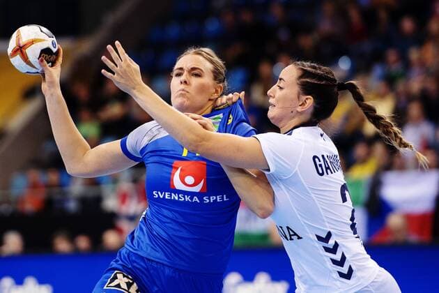 Handball, WM Damen, Schweden - Argentinien 171207 Sveriges Johanna Westberg och Argentinas Macarena Gandulfo i matchen mellan Sverige och Argentina under handbolls-VM den 7 december 2017 i Bietigheim Bissingen. Copyright: CARLxSANDIN BB171207CS005