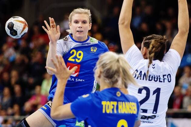 Handball, WM Damen, Schweden - Argentinien 171207 Sveriges Jenny Alm passar till Ulrika Toft Hansen i matchen mellan Sverige och Argentina under handbolls-VM den 7 december 2017 i Bietigheim Bissingen. Copyright: CARLxSANDIN BB171207CS029