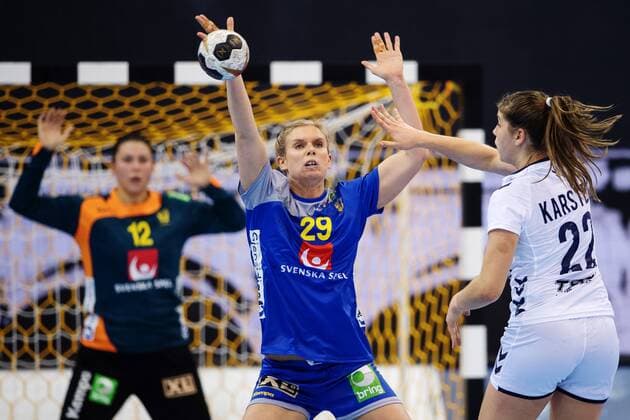 Handball, WM Damen, Schweden - Argentinien 171207 Sveriges Jenny Alm försvarar mot Argentinas Elke Josselinne i matchen mellan Sverige och Argentina under handbolls-VM den 7 december 2017 i Bietigheim Bissingen. Copyright: CARLxSANDIN BB171207CS032