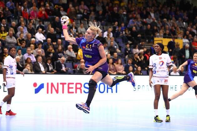 Crina Elena Pintea (Rumaenien) beim Wurf, Rumaenien vs Angola, IHF Frauen Handball Weltmeisterschaft, 07.12.2017, Fotograf Neis Eibner Trier Copyright: xNeisx Eibner-Pressefotox EP_ans