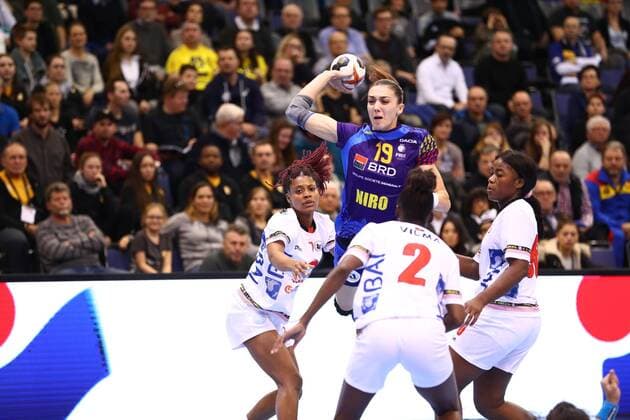 Florina Cristina Florianu (Rumaenien) im Zweikampf mit Vilma Pegado Nenganga (Angola), Rumaenien vs Angola, IHF Frauen Handball Weltmeisterschaft, 07.12.2017, Fotograf Neis Eibner Trier Copyright: xNeisx Eibner-Pressefotox EP_ans