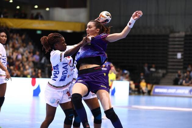 Natalia Mafiela Kamalandua (Angola) im Zweikampf mit Florina Cristina Florianu (Rumaenien), Rumaenien vs Angola, IHF Frauen Handball Weltmeisterschaft, 07.12.2017, Fotograf Neis Eibner Trier Copyright: xNeisx Eibner-Pressefotox EP_ans