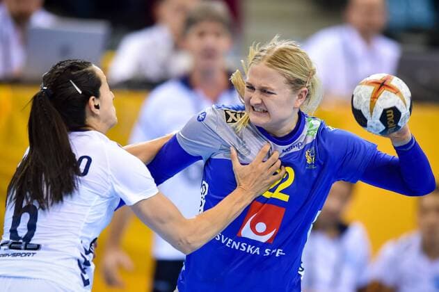 Handball, WM Damen, Schweden - Argentinien 2017.12.07 Bietigheim-Bissingen Pilka reczna Mistrzostwa Swiata w pilce recznej kobiet Szwecja - Argentyna N z Luciana Yael Salvado of Argentina and Hanna Blomstrand of Sweden vie for the ball Foto Lukasz Laskowski PressFocus 2017.12.07 Bietigheim-Bissingen IHF Women s Handball World Championship WM Weltmeisterschaft Sweden v Argentina Luciana Yael Salvado of Argentina and Hanna Blomstrand of Sweden vie for the ball Credit: Lukasz Laskowski PressFocus NEWSPIX.PL --- Newspix.pl  20171207_LUK_203