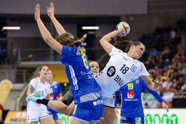 Handball, WM Damen, Schweden - Argentinien 171207 Argentinas Macarena Sans i duell med Sabina Jacobsen och Carin Strömberg. Där Sabina Jacobsen senare visas ut i matchen mellan Sverige och Argentina under handbolls-VM den 7 december 2017 i Bietigheim Bissingen. Copyright: CARLxSANDIN BB171207CS038