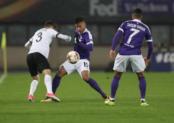 Fußball, EL, Austria Wien - AEK Athen SOCCER - EL, A.Wien vs Athen VIENNA,AUSTRIA,07.DEC.17 - SOCCER - UEFA Europa League, FK Austria Wien vs AEK Athen. Image shows Helder Lopes (AEK Athen), Michael Blauensteiner (A.Wien) and Ismael Tajouri (A.Wien). GEPAxpictures xChristianxOrt