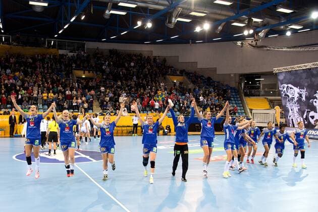 Handball, WM Damen, Schweden - Argentinien 171207 De svenska spelarna tackar publiken efter matchen mellan Sverige och Argentina under handbolls-VM den 7 december 2017 i Bietigheim Bissingen. Copyright: CARLxSANDIN BB171207CS045