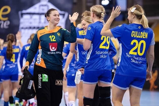 Handball, WM Damen, Schweden - Argentinien 171207 Sveriges Filippa Idehn jublar med lagkamrater efter matchen mellan Sverige och Argentina under handbolls-VM den 7 december 2017 i Bietigheim Bissingen. Copyright: CARLxSANDIN BB171207CS046