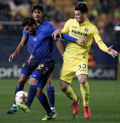 Villarreal s Chucka (R) vies for the ball with Maccabi s Rikan during the UEFA Europa League 6th round groups phase match between Villarreal and Maccabi Tel-Aviv at the Ceramica stadium in Villarreal, Valencian Community, Spain, 07 December 2017. Villarreal vs. Maccabi !ACHTUNG: NUR REDAKTIONELLE NUTZUNG!  Copyright: xDomenechxCastellox VIL002 20171207-636482732109772492
