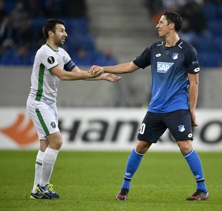 Bilder des Tages - SPORT Fairplay Robert Zulj TSG 1899 Hoffenheim (rechts) und Svetoslav Dyakov PFC Ludogorets Razgrad geben sich die Hand nach Foul TSG 1899 Hoffenheim vs PFC Ludogorets Razgrad Europa League 07.12.2017 TSG 1899 Hoffenheim vs PFC Ludogorets Razgrad