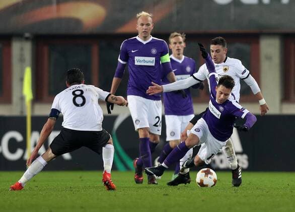SOCCER - EL, A.Wien vs Athen VIENNA,AUSTRIA,07.DEC.17 - SOCCER - UEFA Europa League, FK Austria Wien vs AEK Athen. Image shows Andre Simas (AEK Athen), Raphael Holzhauser (A.Wien), Dominik Prokop (A.Wien) and Kostas Galanopoulos (AEK Athen). GEPAxpictures xChristianxOrt
