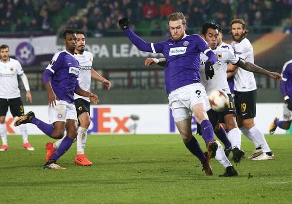 SOCCER - EL, A.Wien vs Athen VIENNA,AUSTRIA,07.DEC.17 - SOCCER - UEFA Europa League, FK Austria Wien vs AEK Athen. Image shows Kevin Friesenbichler (A.Wien), Sergio Araujo (AEK Athen), Dmytro Chygrynskiy (AEK Athen) and Abdullahi Ibrahim Alhassan (A.Wien). GEPAxpictures xChristianxOrt