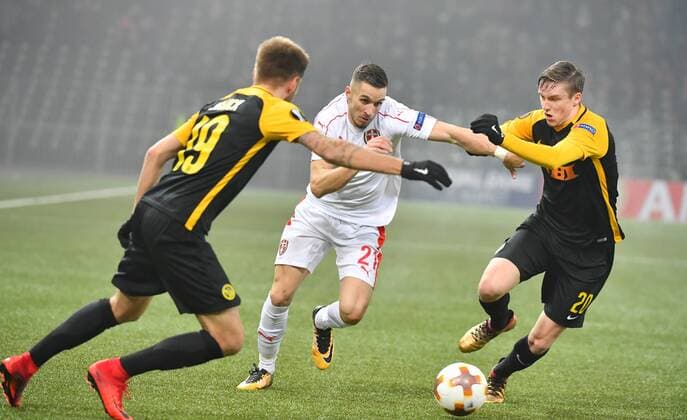 07.12.2017 Bern Stade de Suisse Fussball Herren Europa League 2017 2018 BSC Young Boys - Skenderbeu Korca .Bild zeigt 21 Suad Sahiti (Skenderbeu) gegen Thorsten Schick und Michael Aebischer Nr.20 beide Guillaume Hoarau (YB) Aktion