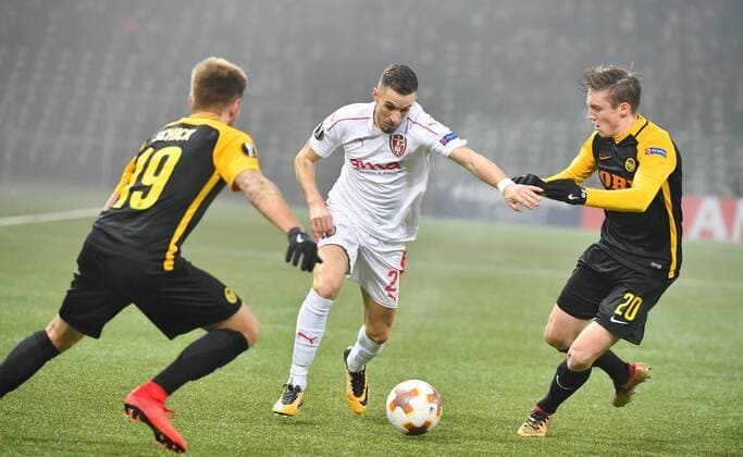 07.12.2017 Bern Stade de Suisse Fussball Herren Europa League 2017 2018 BSC Young Boys - Skenderbeu Korca .Bild zeigt 21 Suad Sahiti (Skenderbeu) gegen Thorsten Schick und Michael Aebischer Nr.20 beide Guillaume Hoarau (YB) Aktion