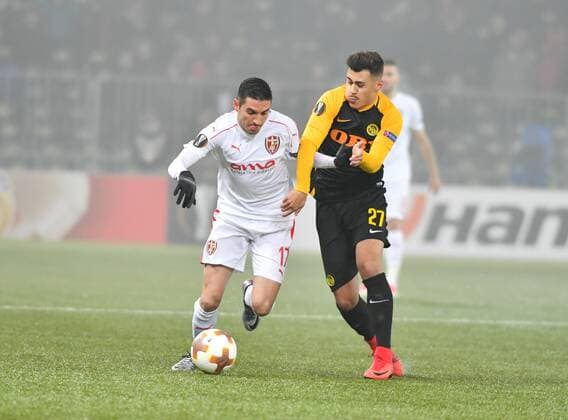 07.12.2017 Bern Stade de Suisse Fussball Herren Europa League 2017 2018 BSC Young Boys - Skenderbeu Korca .Bild zeigt 17 Gjergji Muzaka i (Skenderbeu) gegen Pedro Teixeira (YB) Aktion Zweikampf