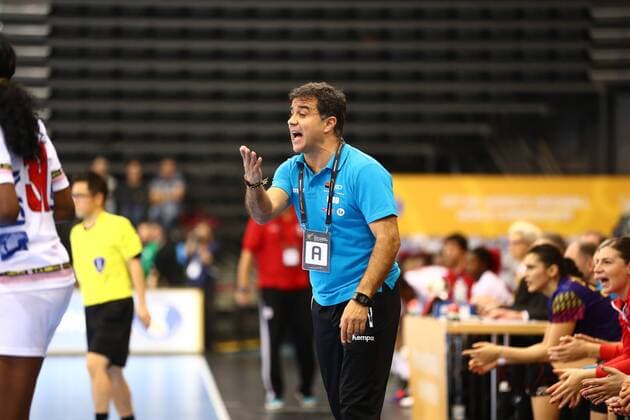 Ambrosio Jose Martin Cedres (Trainer Rumaenien) gibt Anweisungen, Rumaenien vs Angola, IHF Frauen Handball Weltmeisterschaft, 07.12.2017, Fotograf Neis Eibner Trier Copyright: xNeisx Eibner-Pressefotox EP_ans