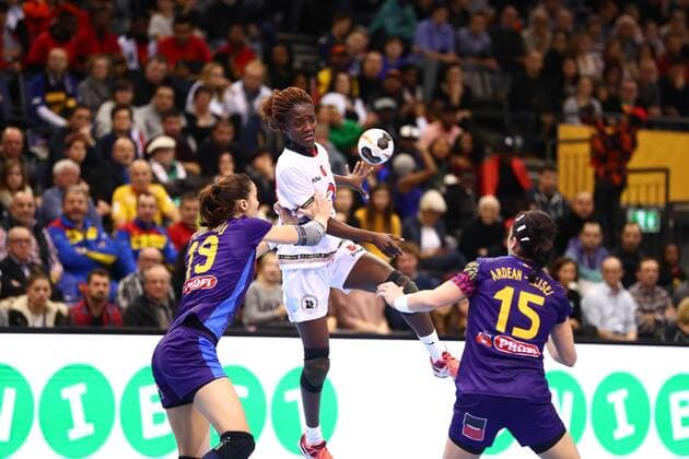 Juliana Jose Machado (Angola) im Zweikampf mit Florina Cristina Florianu (Rumaenien) und Valentina Neli Ardean Elisei (Rumaenien), Rumaenien vs Angola, IHF Frauen Handball Weltmeisterschaft, 07.12.2017, Fotograf Neis Eibner Trier Copyright: xNeisx Eibner-Pressefotox EP_ans