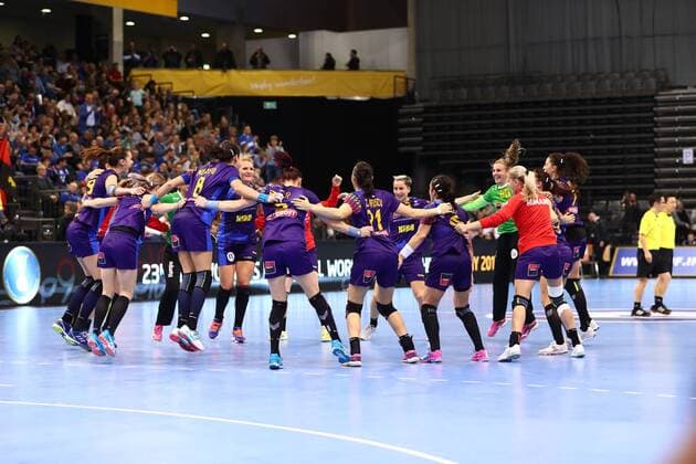 die rumaenische Mannschaft feiert den Sieg, Rumaenien vs Angola, IHF Frauen Handball Weltmeisterschaft, 07.12.2017, Fotograf Neis Eibner Trier Copyright: xNeisx Eibner-Pressefotox EP_ans