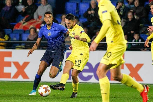 Manu Morlanes of Villarreal and Blackman of Maccabi during the UEFA Europa League match, round 6, played at Ceramica Stadium, Villarreal, Spain, between Villarreal CF and Maccabi Tel Aviv on Dec 7th 2017. Photo: Oscar J. Barroso AFP7  xOscarxJ.xBarrosox xAFP7x xVillarrealxvxMaccabi,xUEFAxEuropaxLeague,xSpain,xDecx7thx2017x