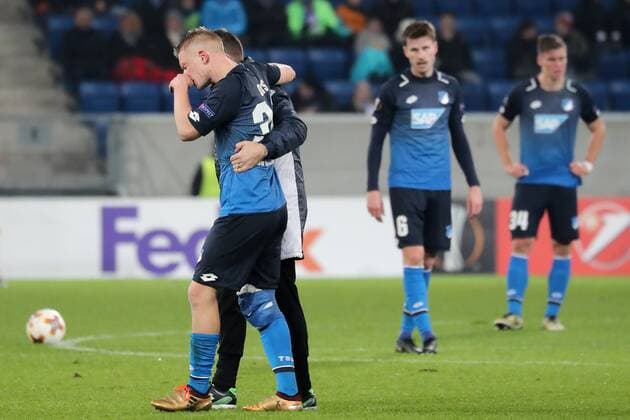 Philipp Ochs (Hoffenheim, 30) muss ausgewechselt werden und wird vom Platz geführt, verletzt, Verletzung, injured, sporting injury, Fussball, UEFA Europa League, TSG 1899 Hoffenheim - PFK Ludogorez Rasgrad 1945,