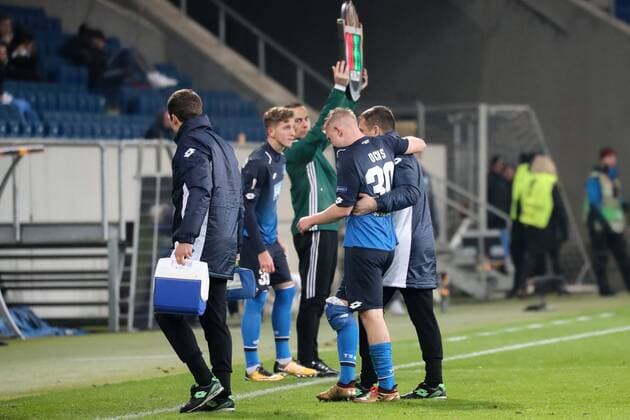 Philipp Ochs (Hoffenheim, 30) muss ausgewechselt werden und wird vom Platz geführt, verletzt, Verletzung, injured, sporting injury, Fussball, UEFA Europa League, TSG 1899 Hoffenheim - PFK Ludogorez Rasgrad 1945,