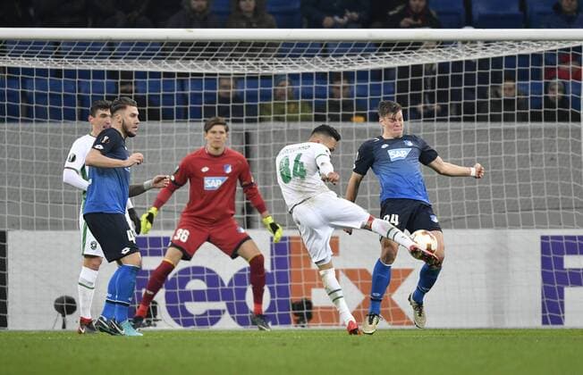 Strafraumszene Torraumszene Torschuss Aktion Torchance Marcelinho PFC Ludogorets Razgrad geblockt von Justin Hoogma TSG 1899 Hoffenheim TSG 1899 Hoffenheim vs PFC Ludogorets Razgrad Europa League 07.12.2017 TSG 1899 Hoffenheim vs PFC Ludogorets Razgrad