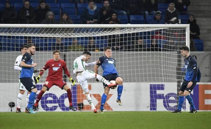 Strafraumszene Torraumszene Torschuss Aktion Torchance Marcelinho PFC Ludogorets Razgrad geblockt von Justin Hoogma TSG 1899 Hoffenheim TSG 1899 Hoffenheim vs PFC Ludogorets Razgrad Europa League 07.12.2017 TSG 1899 Hoffenheim vs PFC Ludogorets Razgrad