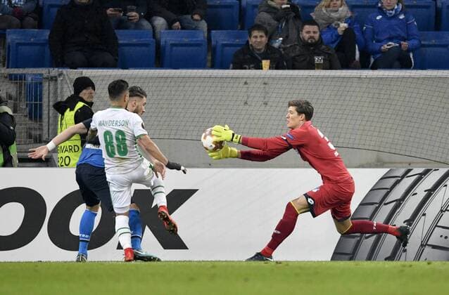 Torwart Gregor Kobel TSG 1899 Hoffenheim Aktion vor Wanderson PFC Ludogorets Razgrad TSG 1899 Hoffenheim vs PFC Ludogorets Razgrad Europa League 07.12.2017 TSG 1899 Hoffenheim vs PFC Ludogorets Razgrad