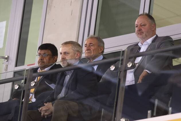 IHF-Praesident Hassan Moustafa (2. von rechts) beim WM-Spiel in Trier, rechts: DHB-Praesident Andreas Michelmann, links: IHF-General-Council-Manager Bader Al-Theyab Rumaenien vs Angola --- Handball --- Frauen-Weltmeisterschaft --- 07.12.2017 Trier Copyright: xWeissx Eibner-Pressefotox EP_rws