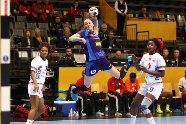 Torwurf von Melinda Anamaria Geiger (Rumaenien) Rumaenien vs Angola --- Handball --- Frauen-Weltmeisterschaft --- 07.12.2017 Trier Copyright: xWeissx Eibner-Pressefotox EP_rws
