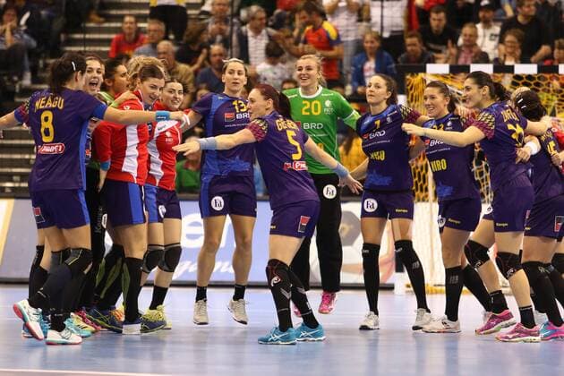 Rumaenische Spielerinnen feiern den Sieg gegen Angola Rumaenien vs Angola --- Handball --- Frauen-Weltmeisterschaft --- 07.12.2017 Trier Copyright: xWeissx Eibner-Pressefotox EP_rws