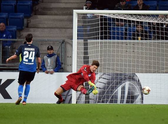 07.12.2017, xhbx, Fussball Europa League, TSG 1899 Hoffenheim - Rasgrad, emspor, v.l. Justin Hoogma (TSG 1899 Hoffenheim), Gregor Kobel (TSG 1899 Hoffenheim) Goal scored, Tor zum 1:1 durch Wanderson (Ludogorets Rasgrad) Sinsheim