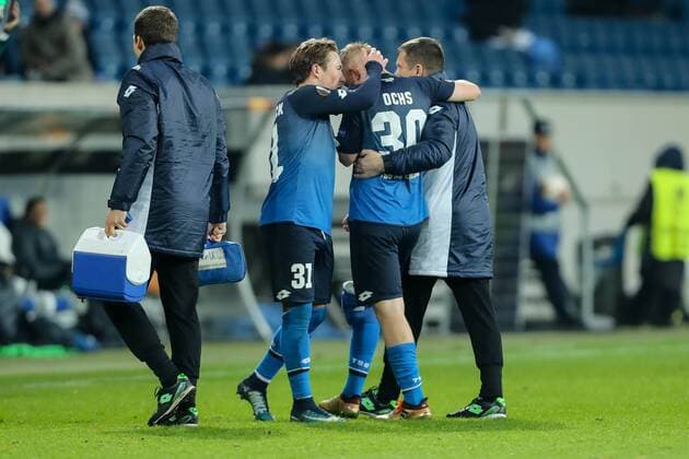 Sinsheim, Deutschland 07.12.2017, UEFA Europa League - 2017 18 Season, Gruppenphase - Gruppe C - 6. Spieltag, TSG 1899 Hoffenheim - PFC Ludogorets 1945 , Philipp Ochs (TSG) muss verletzt vom Platz, Felix Passlack (TSG) gestikuliert ( DeFodi507
