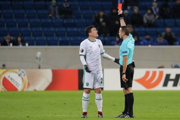 Orel Grinfeld (Schiedsrichter, Israel) zeigt Claudiu Keserü (Rasgrad, 28) die Rote Karte, Platzverweis, Feldverweis, Hinausstellung, red card, dismissal, sending-off, Fussball, UEFA Europa League, TSG 1899 Hoffenheim - PFK Ludogorez Rasgrad 1945,