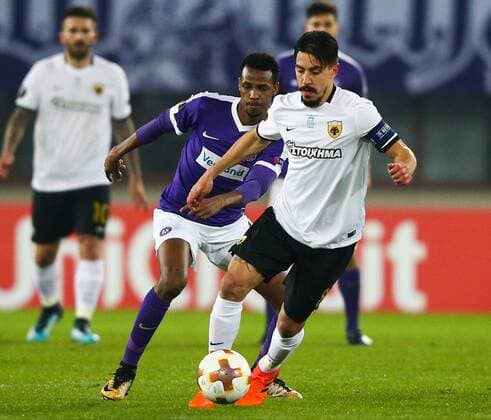 07.12.2017, Ernst Happel Stadion, Wien, AUT, UEFA EL, FK Austria Wien vs AEK Athen, Gruppe D, im Bild Ibrahim Alhassan Abdullahi (FK Austria Wien) und Andre Simas (AEK Athens) during a UEFA Europa League group D match between FK Austria Vienna and AEK Athens at the Ernst Happel Stadion, Vienna, Austria on 2017 12 07. Wien