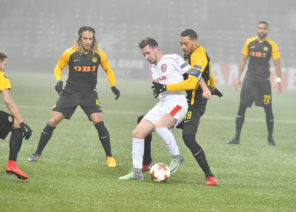 07.12.2017 Bern Stade de Suisse Fussball Herren Europa League 2017 2018 BSC Young Boys - Skenderbeu Korca 2:1 .Bild zeigt YB Torschuetze Guillaume Hoarau haelt Enis Gavazaj (Skenderbeu) zurueck. li. Kevin Mbabu f