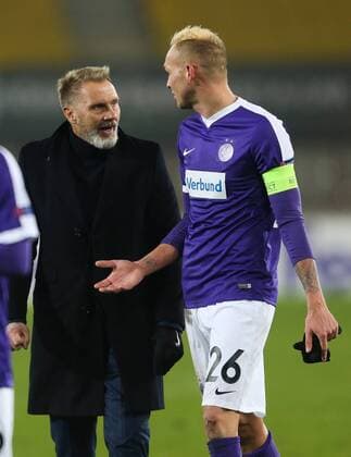 SOCCER - EL, A.Wien vs Athen VIENNA,AUSTRIA,07.DEC.17 - SOCCER - UEFA Europa League, FK Austria Wien vs AEK Athen. Image shows head coach Thorsten Fink (A.Wien) and Raphael Holzhauser (A.Wien). GEPAxpictures xPhilippxBrem